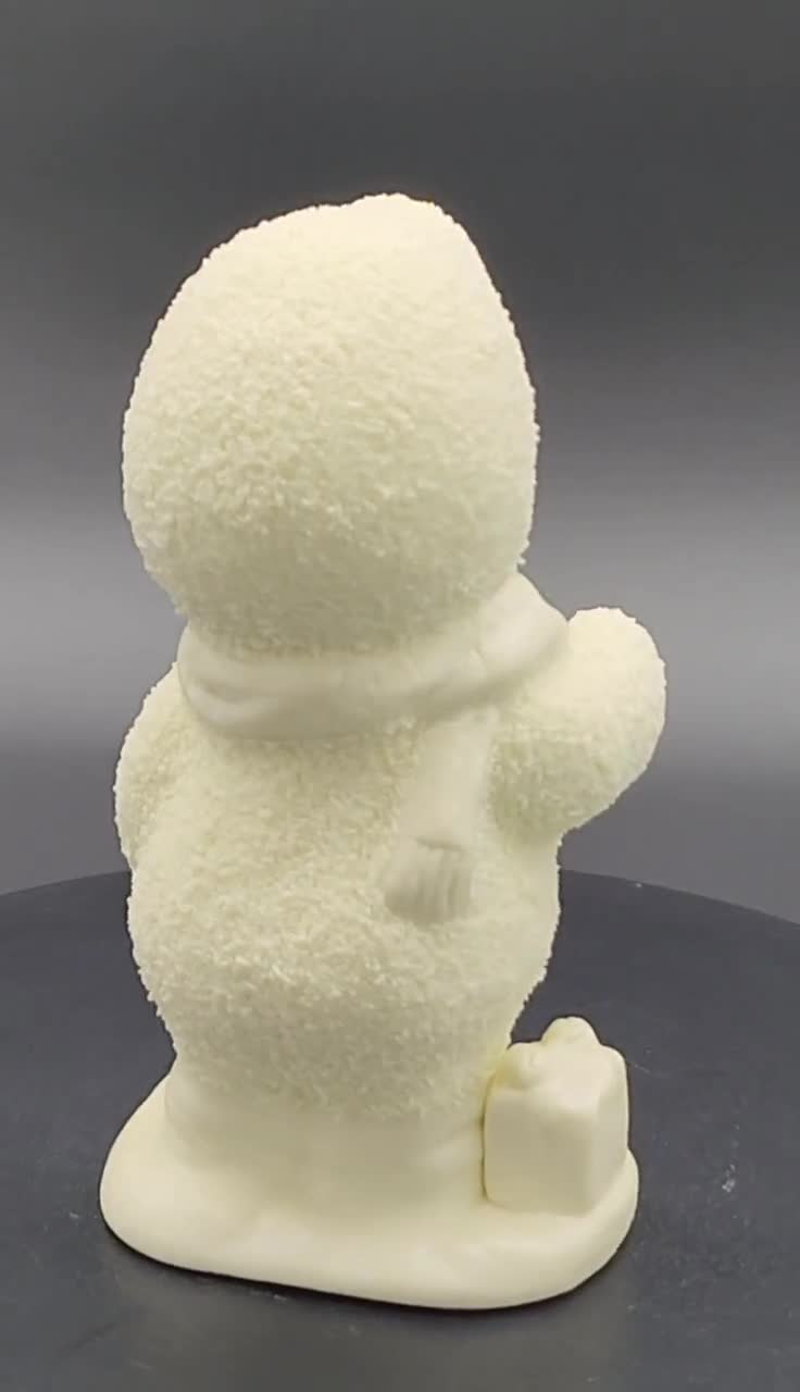 スノーベイビーズの雪に覆われた子供とプレゼントの磁器の置物