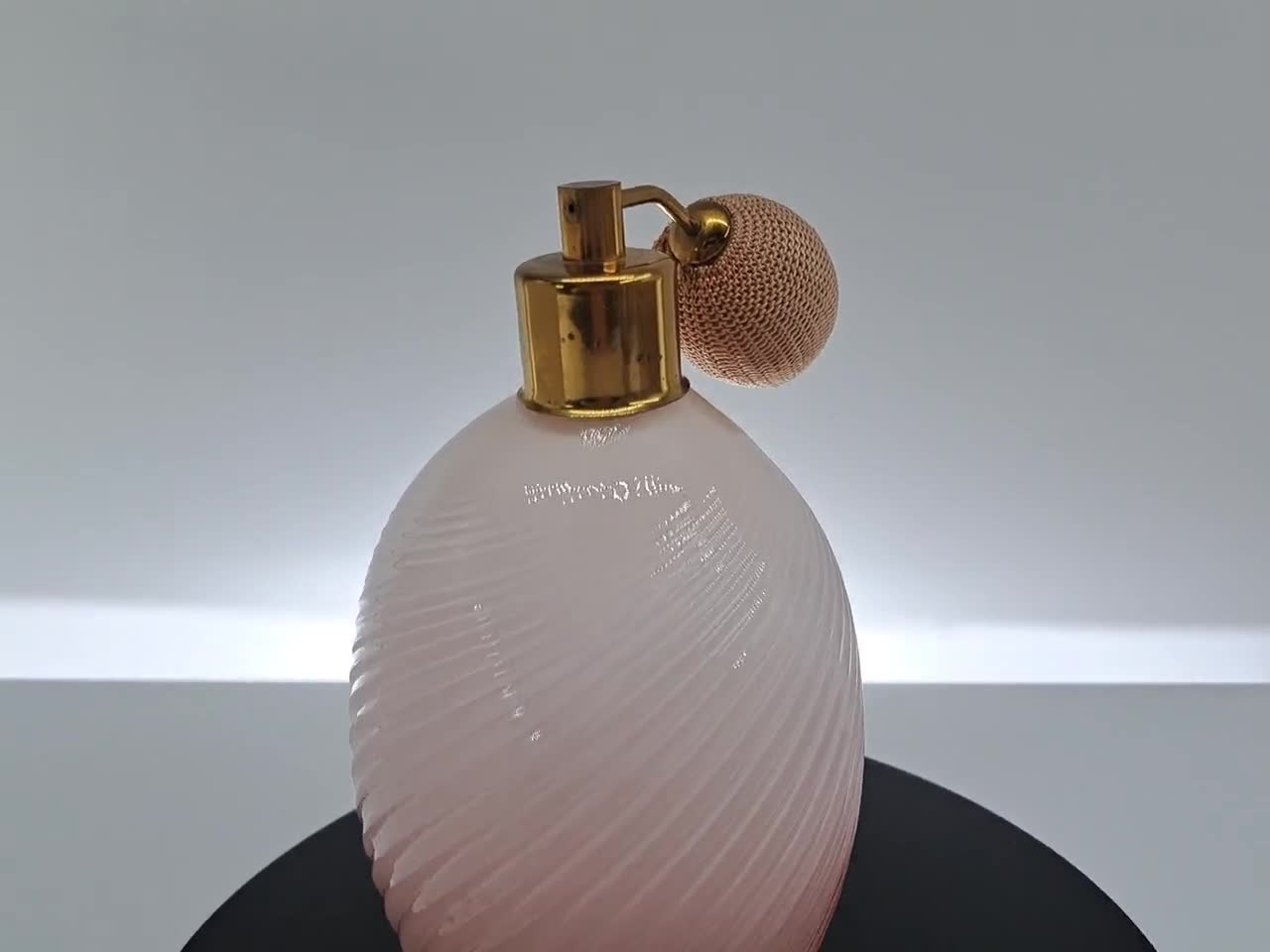 ピンクムラーノガラスの香水アトマイザーボトル、LIP Glassworks