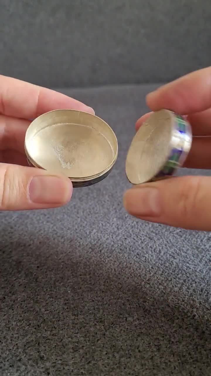 鮮やかなエナメルを施したヴィンテージのスターリングシルバー