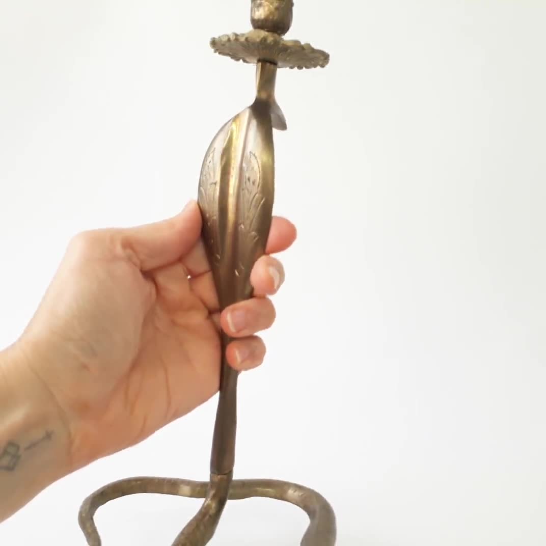 Paire d'anciens bougeoirs serpent cobra émaillé en laiton peint à la main