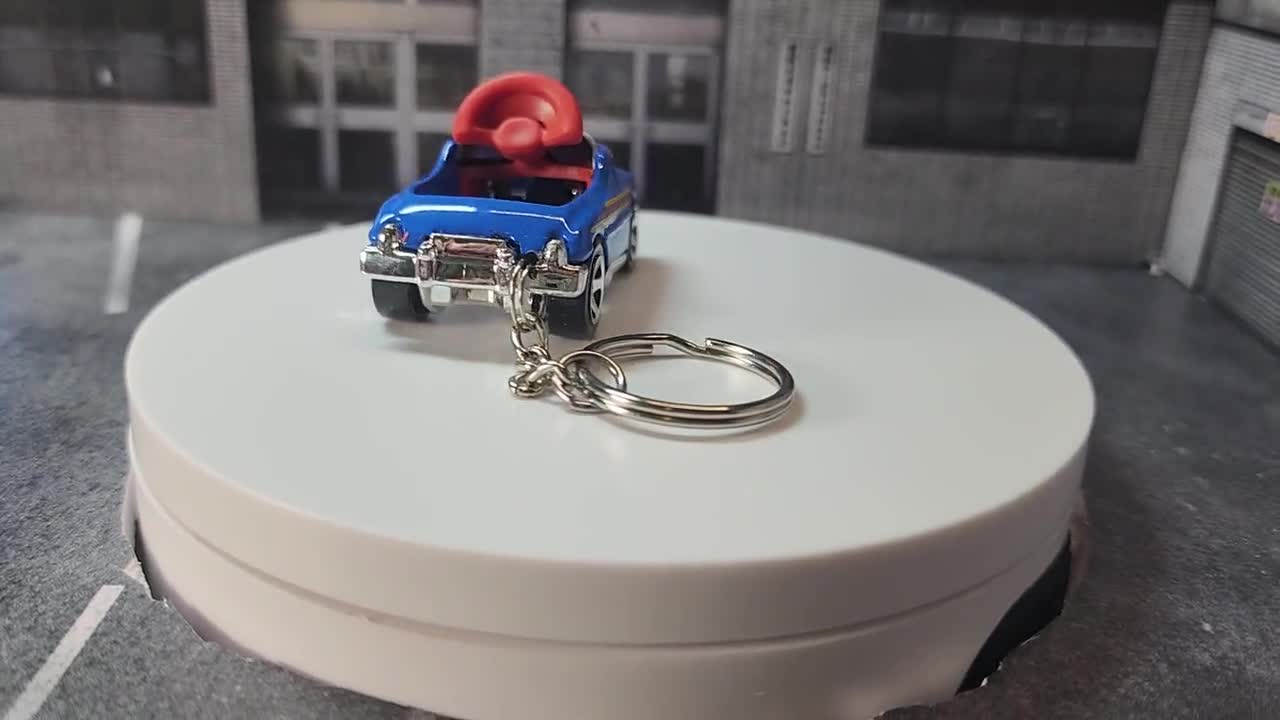 ダイキャストペダルカーキーチェーン、1:64スケール、車好きへのギフト