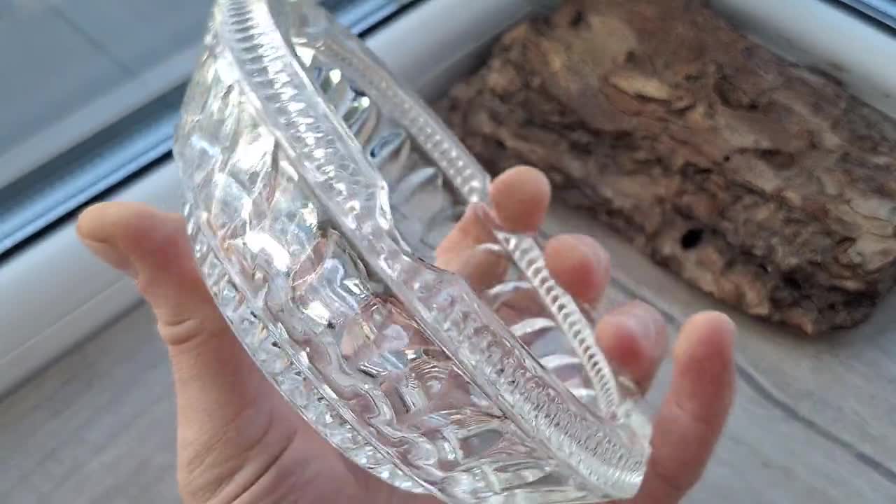 ソ連製のヴィンテージの巨大なクリスタル灰皿。模様付き。直径14 cm