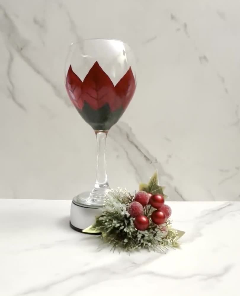 Poinsettia Flower Painted Wine Glass  Christmas Painted Wine Glasses –  Jersey Art Glass