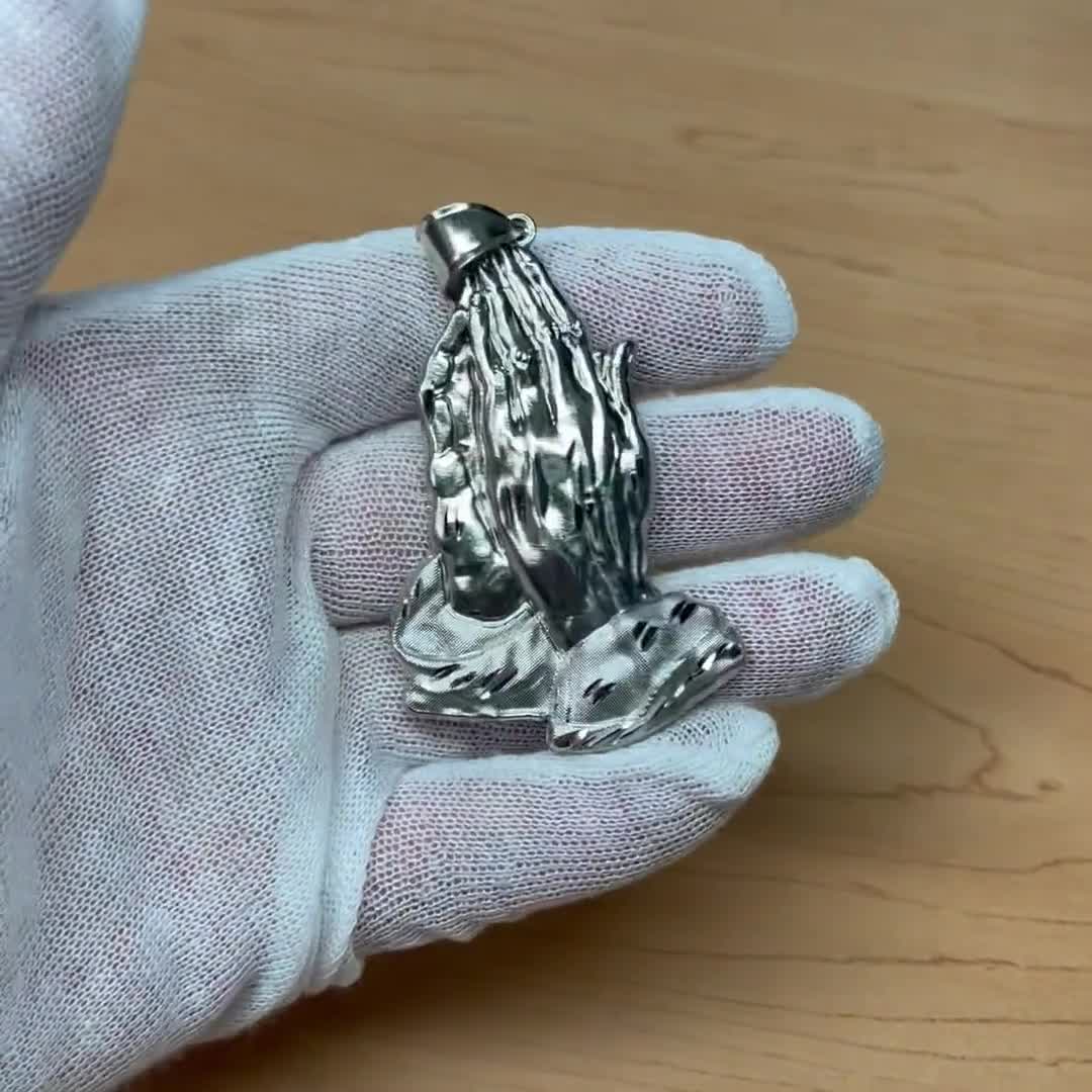 スターリングシルバー 祈りの手 メダル 裏面に安らぎの祈り 3/4インチ 祈る手 シルバーピアスの通販