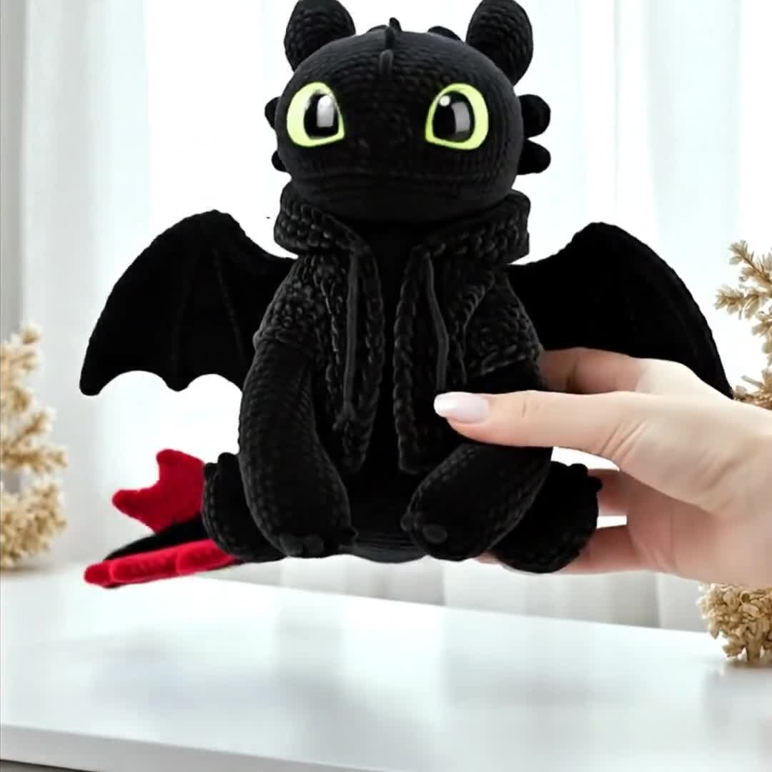 かぎ針編みのブラックドラゴンのぬいぐるみ、歯のないドラゴンを