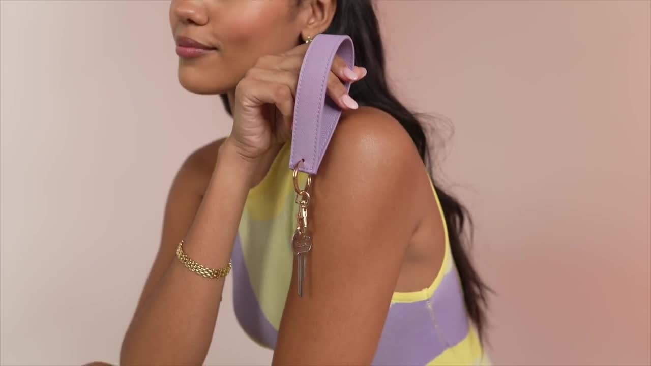 Personalisierter Kunstleder-Armband für das Handgelenk: Schlüsselring mit Monogramm video poster