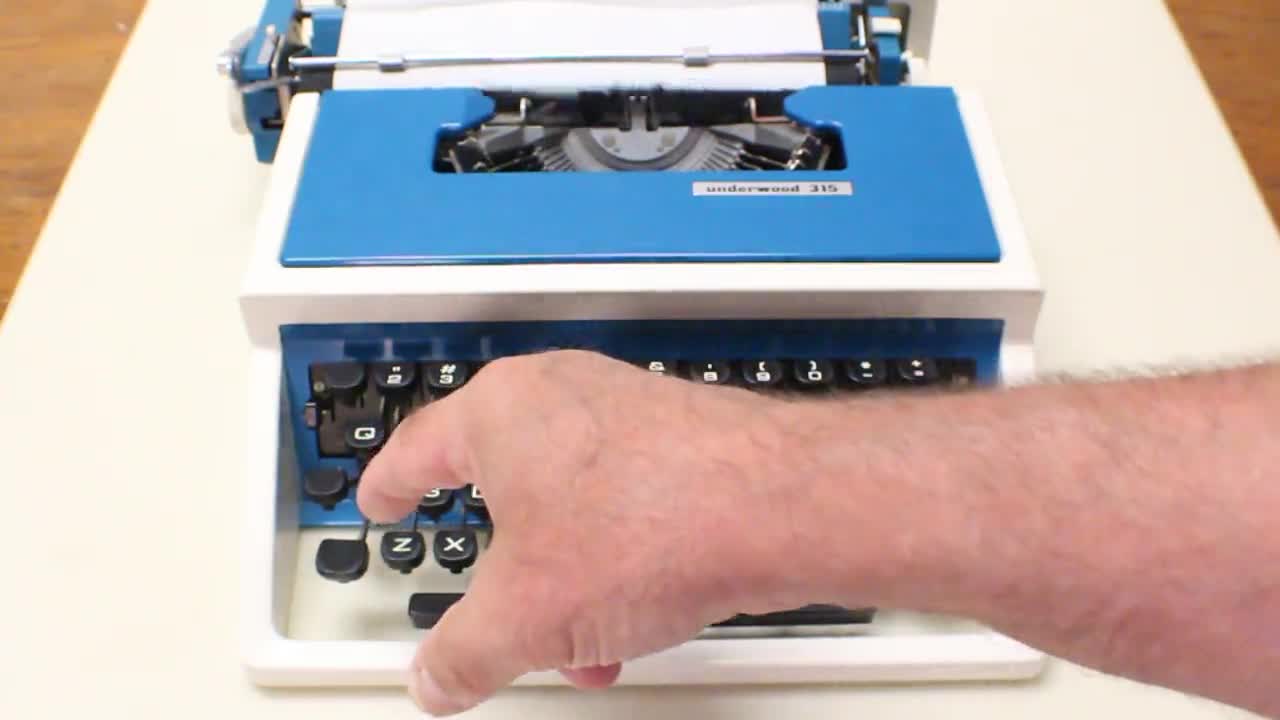 Olivetti, Underwood 315 Portable Typewriter - Vintage 1970s