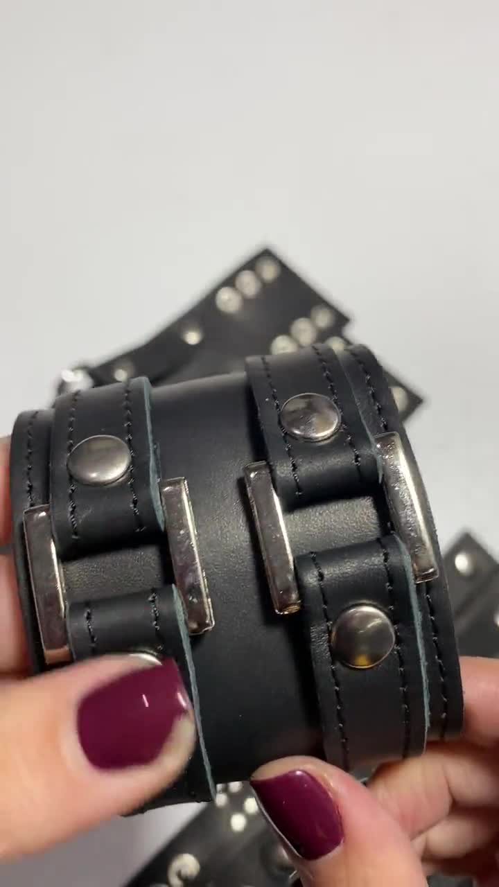 Manfnee Bracciale Largo In Pelle PU Tempestato Con Punte - Stile Punk E Gotico Per Uomo E Donna