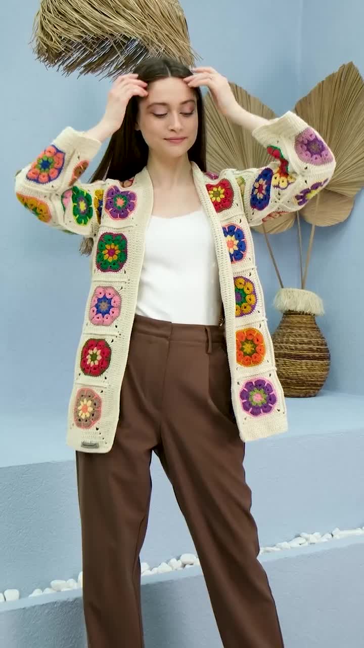 ベージュの花柄レディースジャケット、アフリカンフラワーかぎ針編み