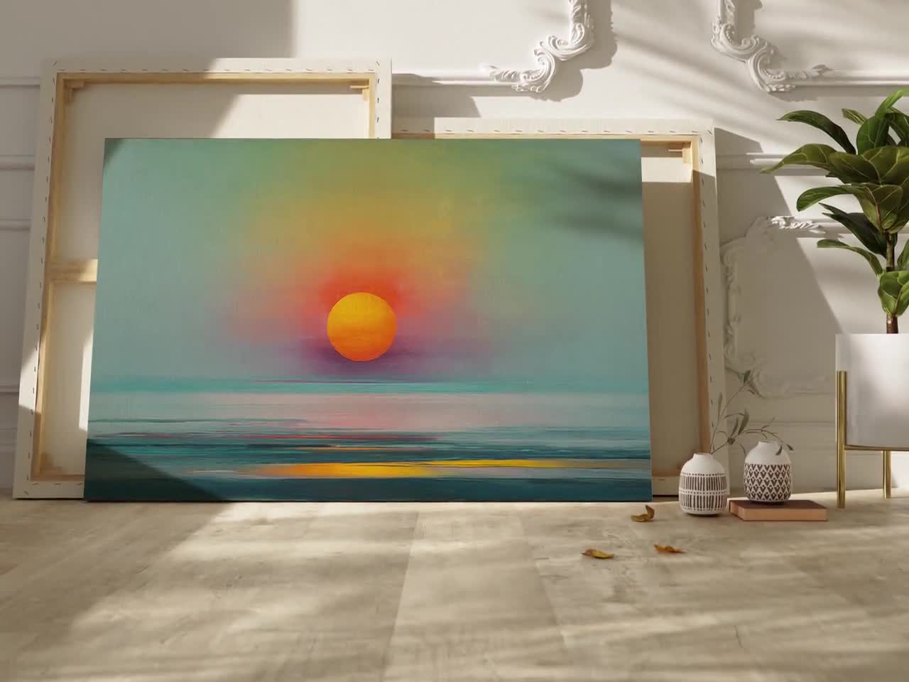 静かな海に浮かぶ大胆なオレンジ色の太陽を描いたミニマリストの海の