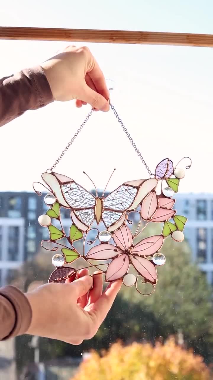 ステンドグラスの蝶のサンキャッチャー｜ピンクの花の春の新築祝い｜母