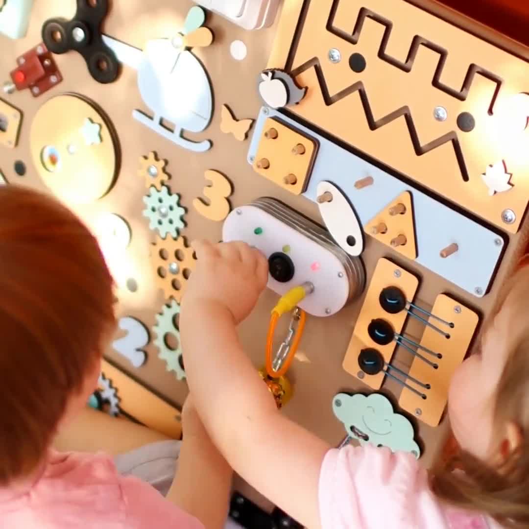 Busy Board Montessori Almaxi 10-in-1 In Tedesco - Giocattolo Educativo In Feltro Per Bambini 2-5 Anni, Fattoria Con Attività Sensoriali E Marionette - 6