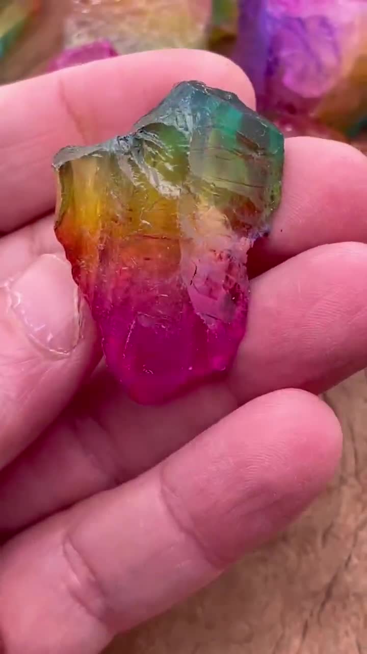 レインボーオーラクォーツ - 青、黄、ピンク色のオーラクォーツ - 生の