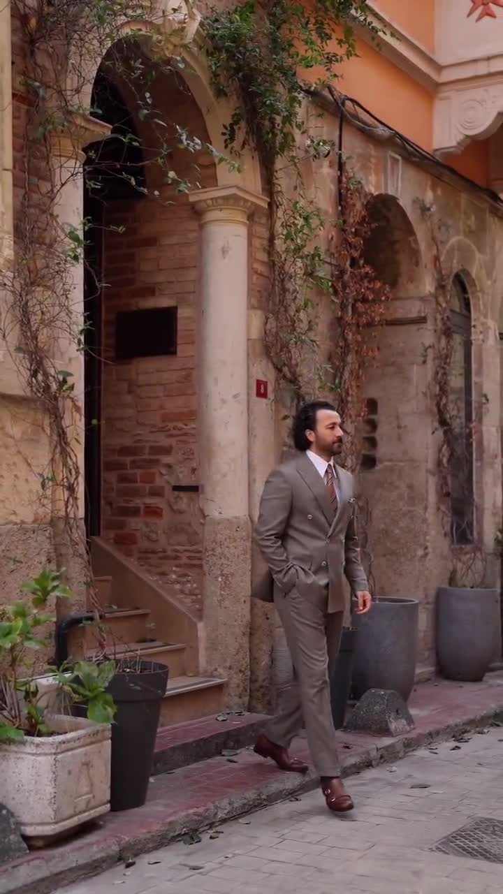 Traje cruzado de raya diplomática para hombre: corte ajustado, estilo italiano. video poster