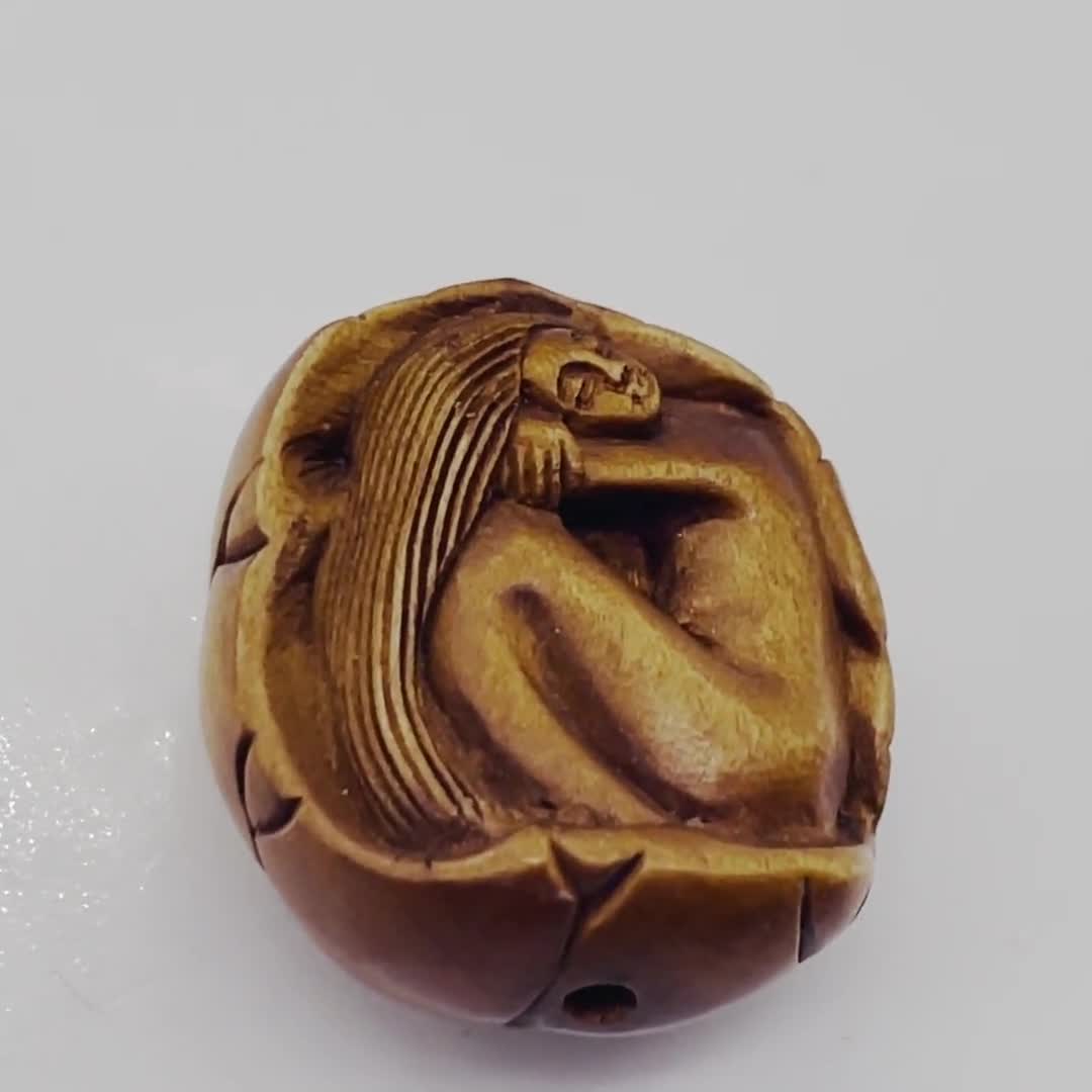 ツゲ材の人魚彫刻入り睡蓮の葉お締め/根付ビーズ | 23x19.5 x 12 mm