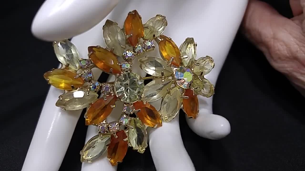 Unsigned Vintage Pale Yellow Rhinestone Floral Brooch with Glittery Rhinestone Accents