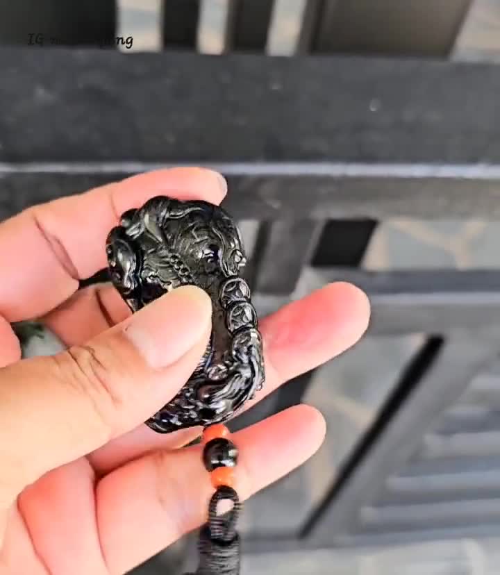 黒翡翠貔貅ペンダント、天然翡翠彫刻（3.46 cm） - Etsy 日本
