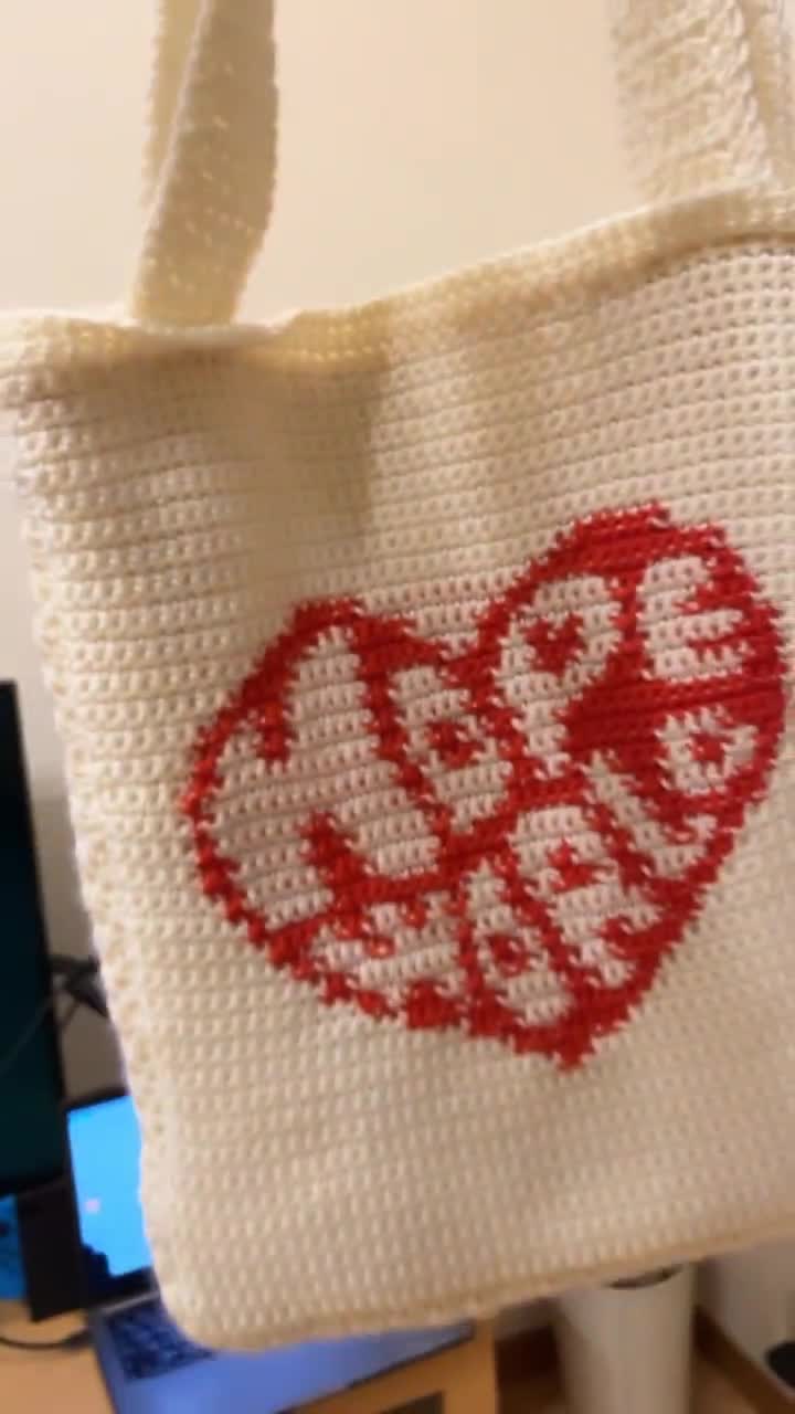 Tate this crochet heart tote bag (0-10) 😍💕 📹: @ringsbysamantha Follow  @crochetqueen1 for more knitting & crocheting tips 🧶 Follow…