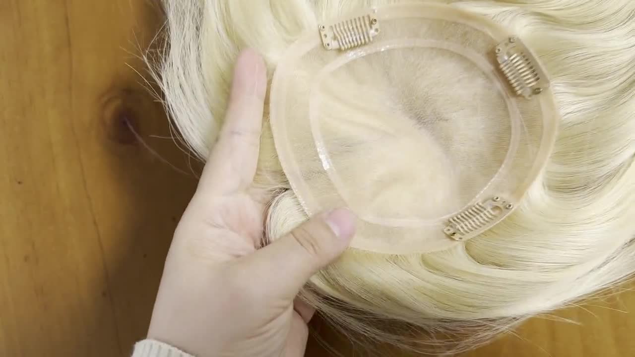 Prótesis capilar de cabello humano europeo con base monofilamento, color rubio 613, para dar volumen al cabello; peluca de 5.5 x 6 pulgadas con raya libre para mujer. video poster