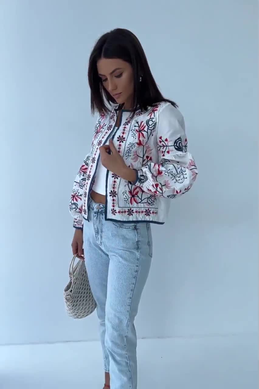 Bestickte Blumen Sommer Boho Jacke für Frauen - Crop Top Boho Blumenjacke - Cropped Boho Open Blazer video poster