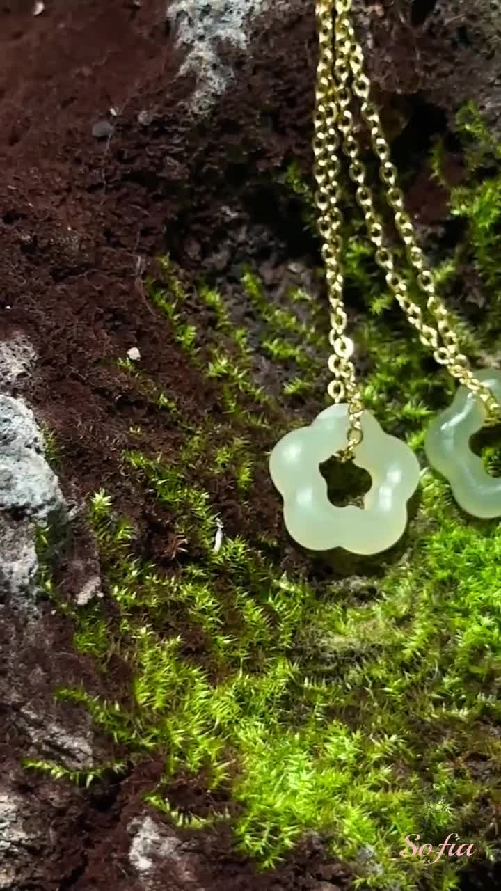 Collier Médaillon Vintage En Jade Sculpté - Forme Cœur Fleuri - Or Et Chaîne - Occasion