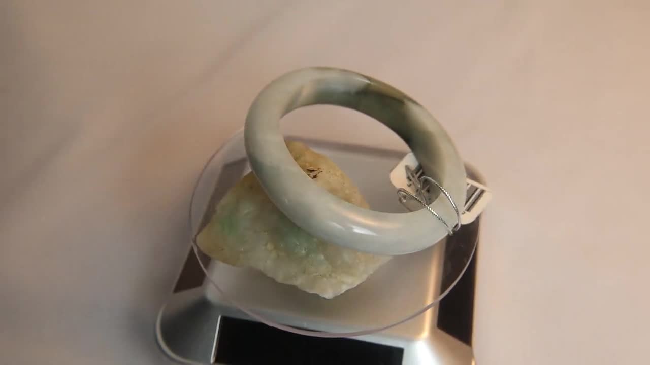 52mm 本物ビルマ産翡翠バングルブレスレット - 天然グリーン＆ホワイト