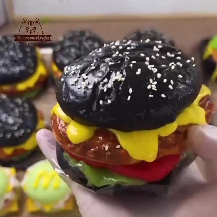リアルな黒いチーズバーガーの形をした、握ってストレス解消できる感覚