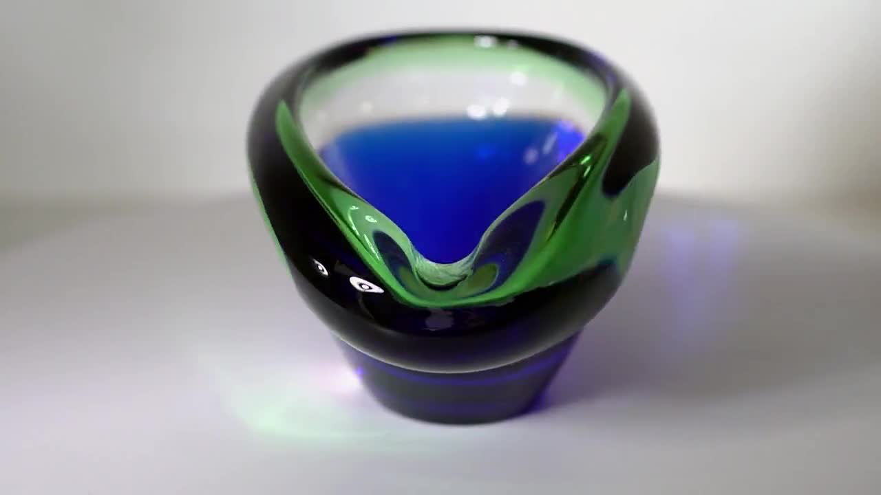 Ladislav Palecek - Beranek Škrdlovice - Artistic designer bowl / ashtray -  Signed - Length 15 cm - Czech Republic 1977