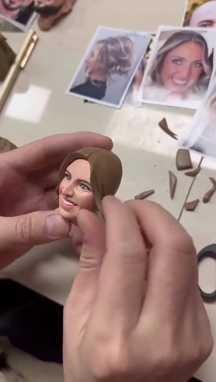 Spersonalizowane kiwające głowy mężczyzn, spersonalizowane kiwające głowy chłopaków, spersonalizowane kiwające głowy mężów, spersonalizowane kiwające głowy ojców, spersonalizowane kiwające głowy szefów video poster