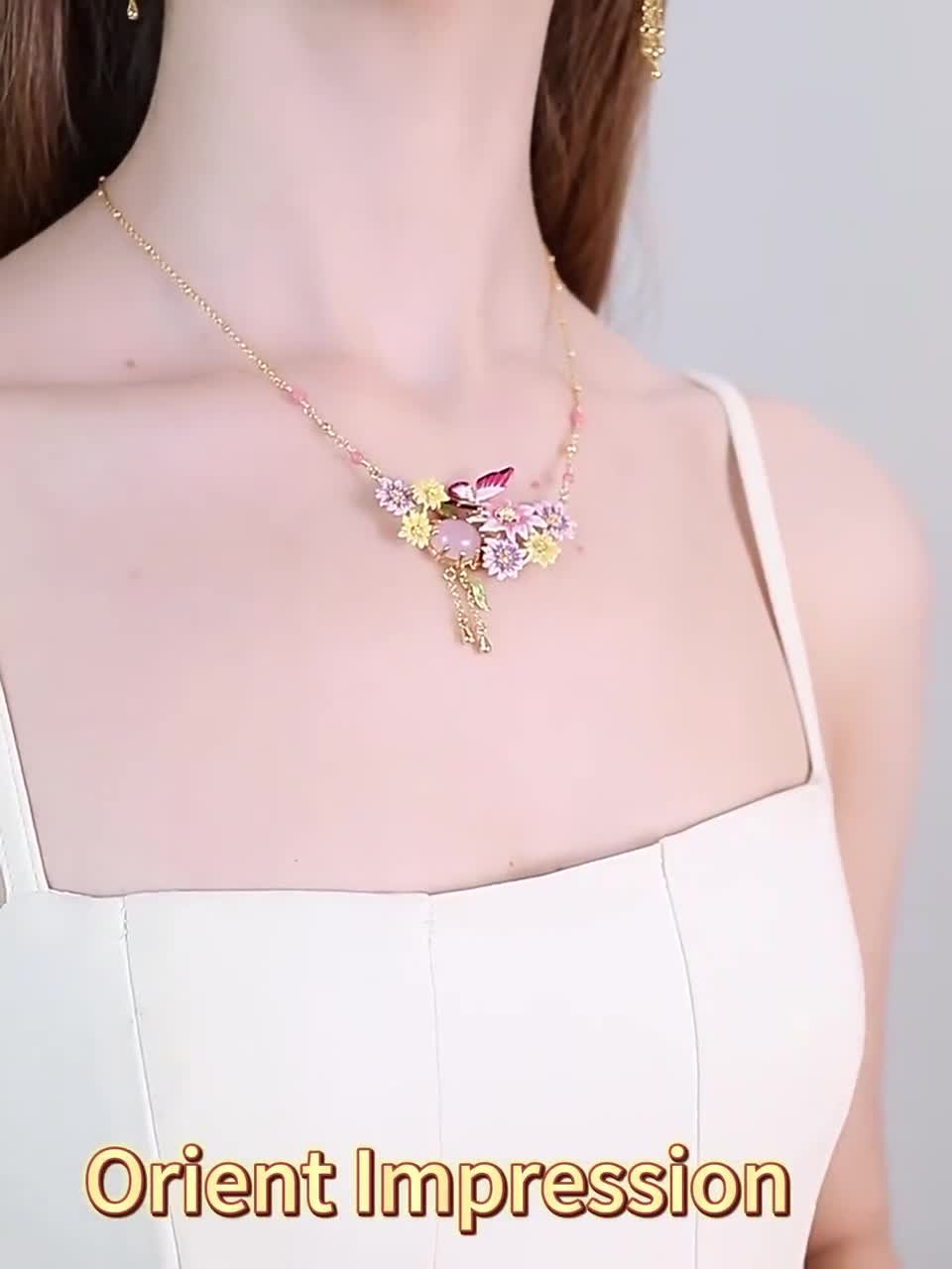 Elegancia atemporal bajo una luz impresionista: el juego de joyas Garden de Monet: un encuentro perfecto entre arte y moda video poster