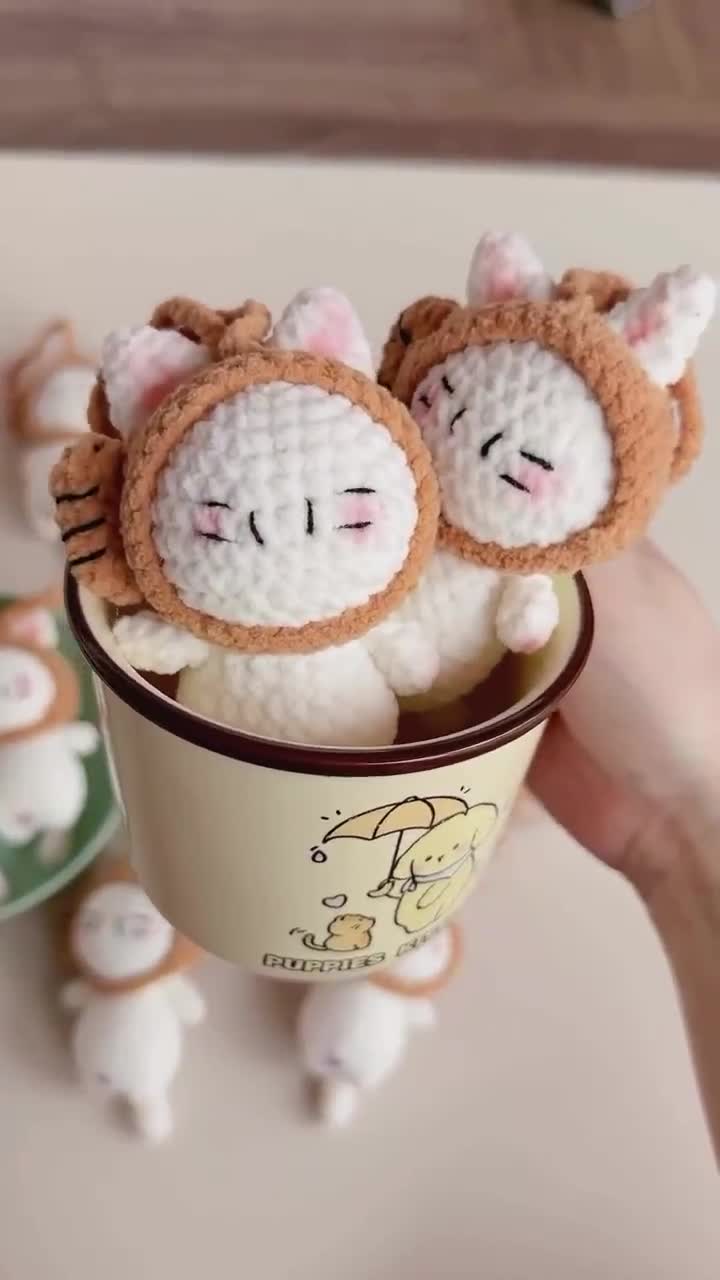 かぎ針編みのかわいい猫のキーホルダー、手作りのミニかぎ針編みの