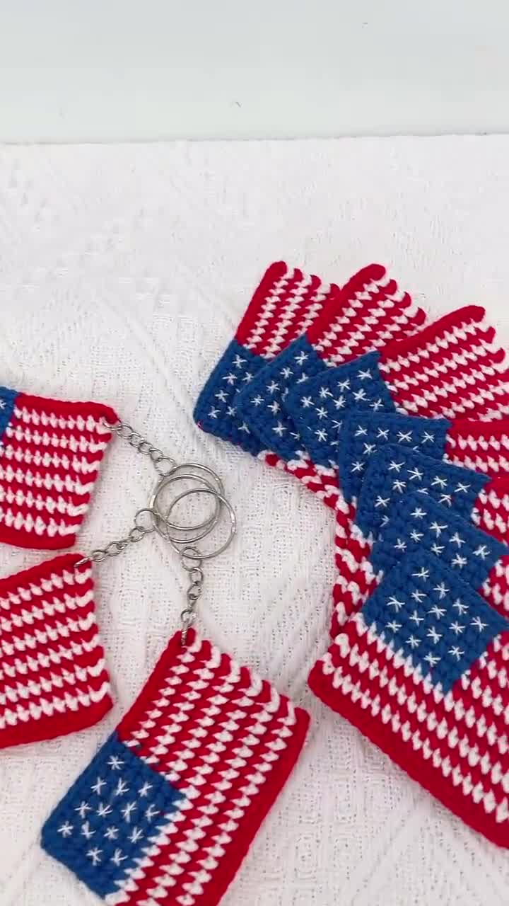 かぎ針編みのアメリカ国旗キーホルダー：手作りの愛国的なバッグ