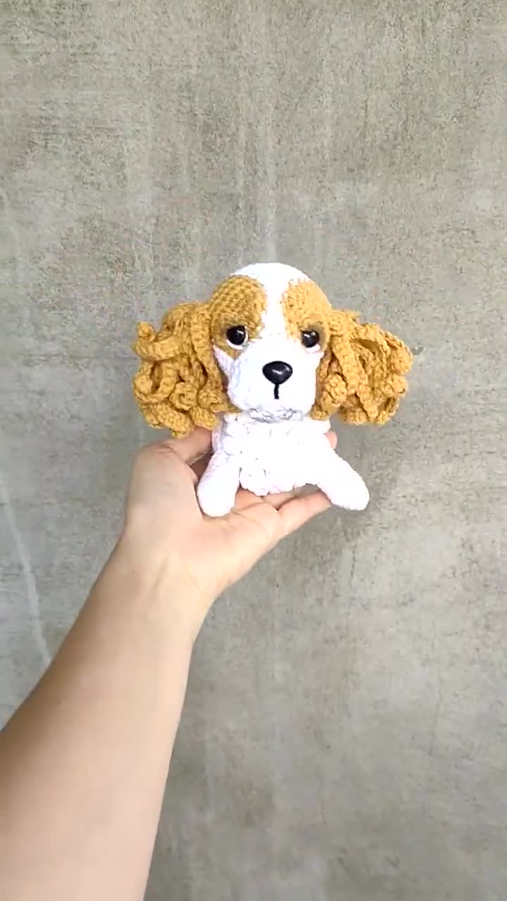 手作りかぎ針編みのコッカースパニエル犬ぬいぐるみ - 横たわっている