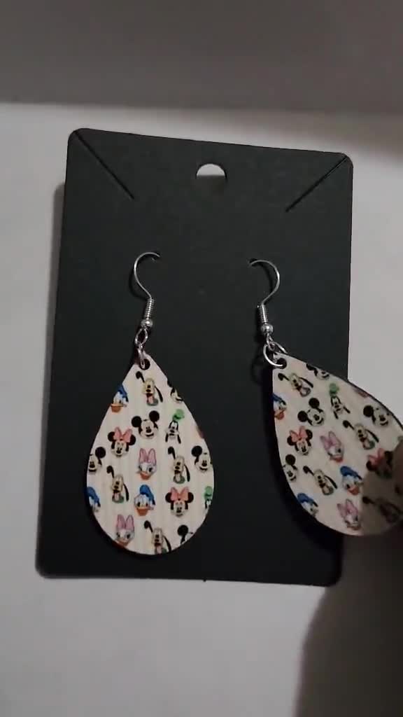 Mickey & Minnie Mouse-oorbellen, druppelvormige houten hangers, hypoallergeen titanium video poster