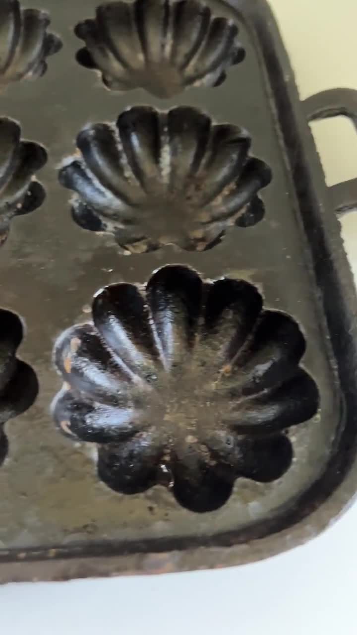 1800's CAST IRON No.19 Turks Head Muffin Pan with Gate Mark