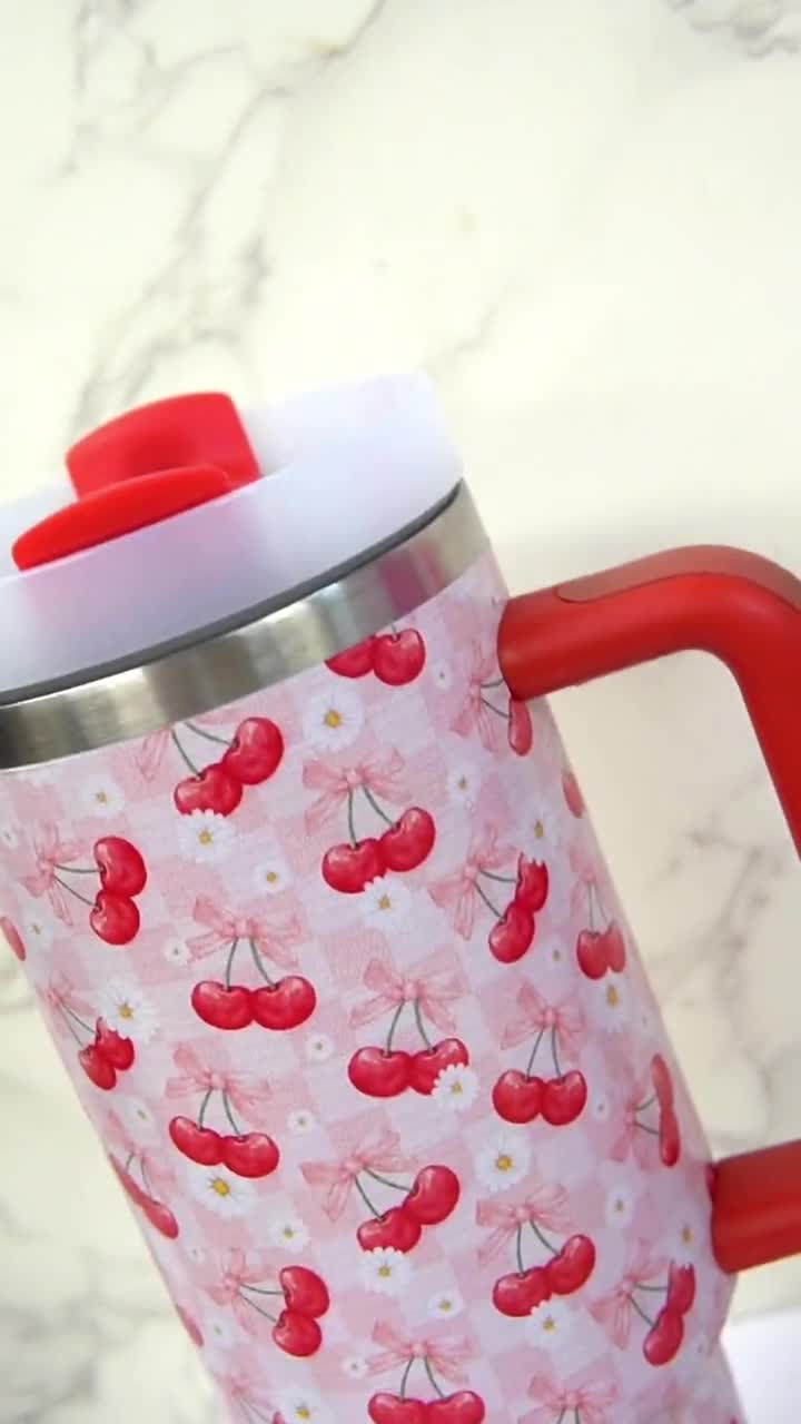 Arcos de coqueta, margaritas, vaso de arco de cerezas, vaso de coqueta, vaso estético de moda de 40 oz, mango de 40 oz, regalo para ella, NO marca Stanley video poster