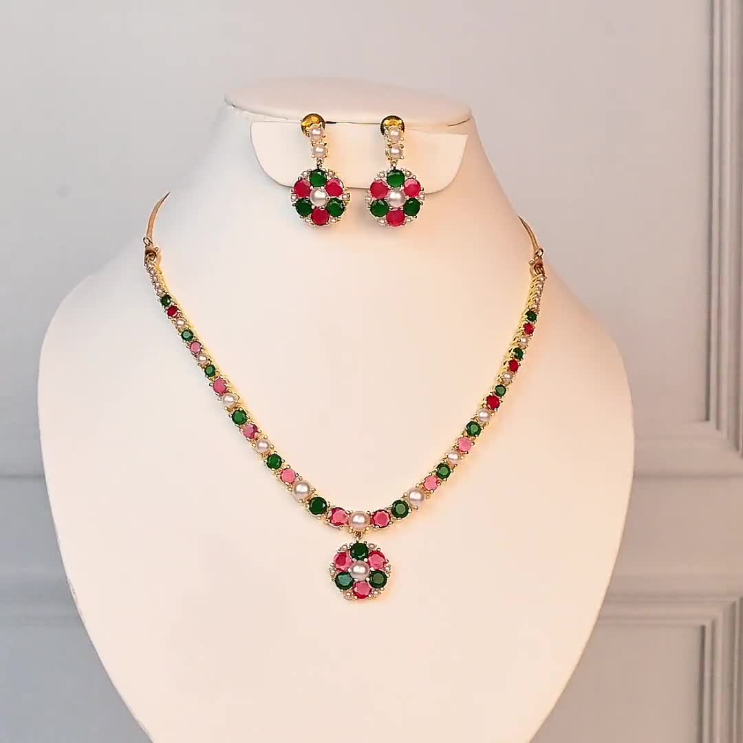 ルビー、エメラルド、パールをあしらったハンドメイドのゴールドメッキ