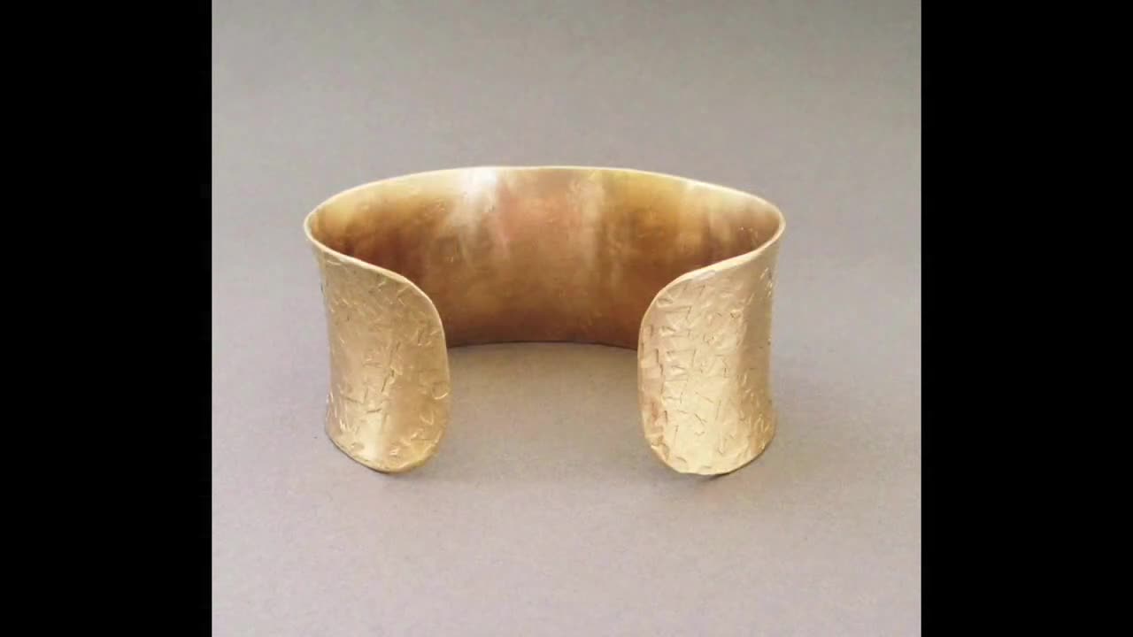 Simple hand hammered gold bracelet cuff, 1970s inspired wide or narrow  brass gold hammered cuff, retro boho and minimalist adjustable cuff