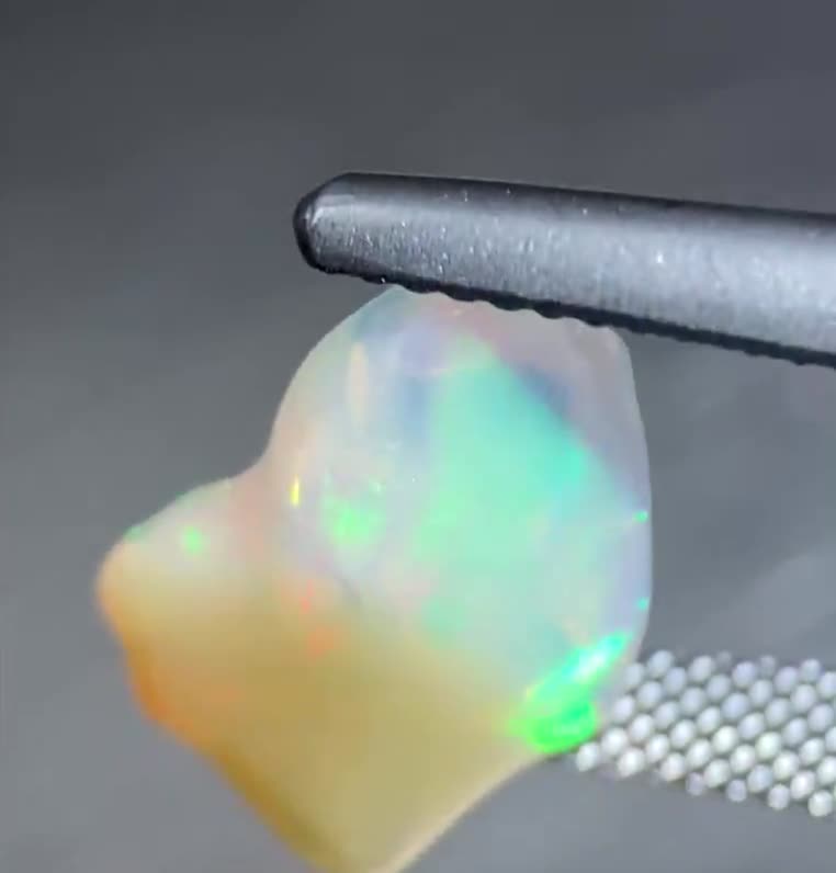 RARE !! OPALE BLANCHE ET MULTICOLORE D'ETHIOPIE : 3,36 CARATS