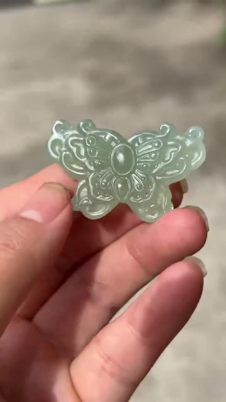絶妙な蝶の翡翠彫刻ペンダント、天然の希少な翡翠ペンダント、石の蝶の