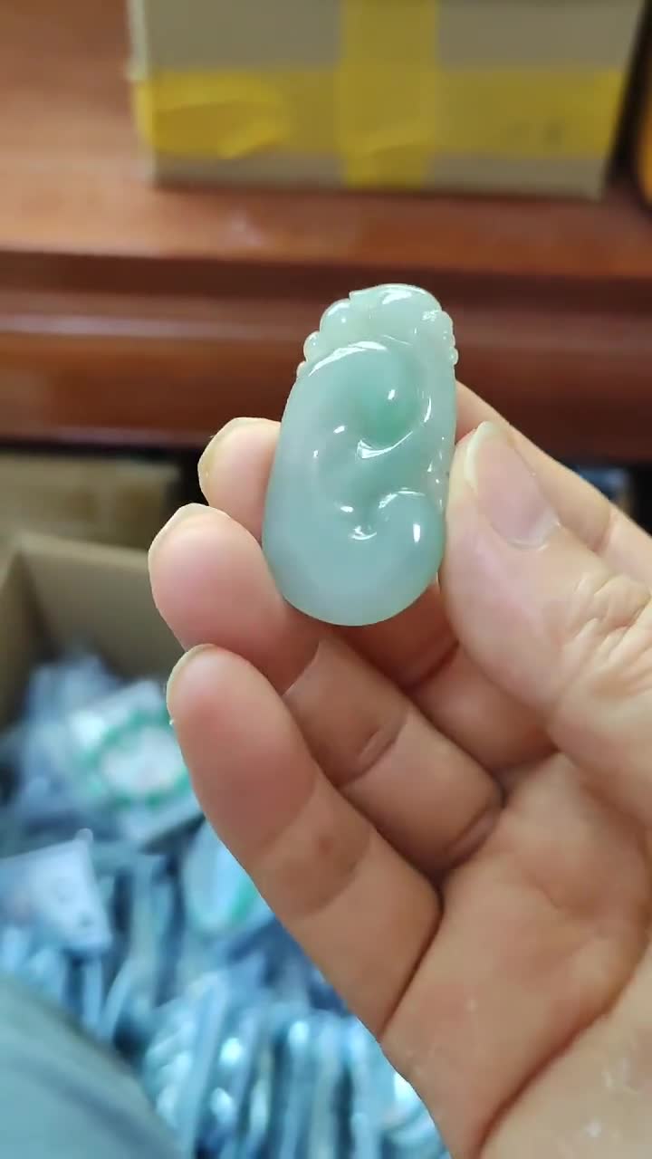 【極美品】A貨 氷種翡翠 龍神彫刻ペンダント鑑別書付 バレンタインデーの贈り物! 【極美品】A貨 氷種翡翠 龍神彫刻