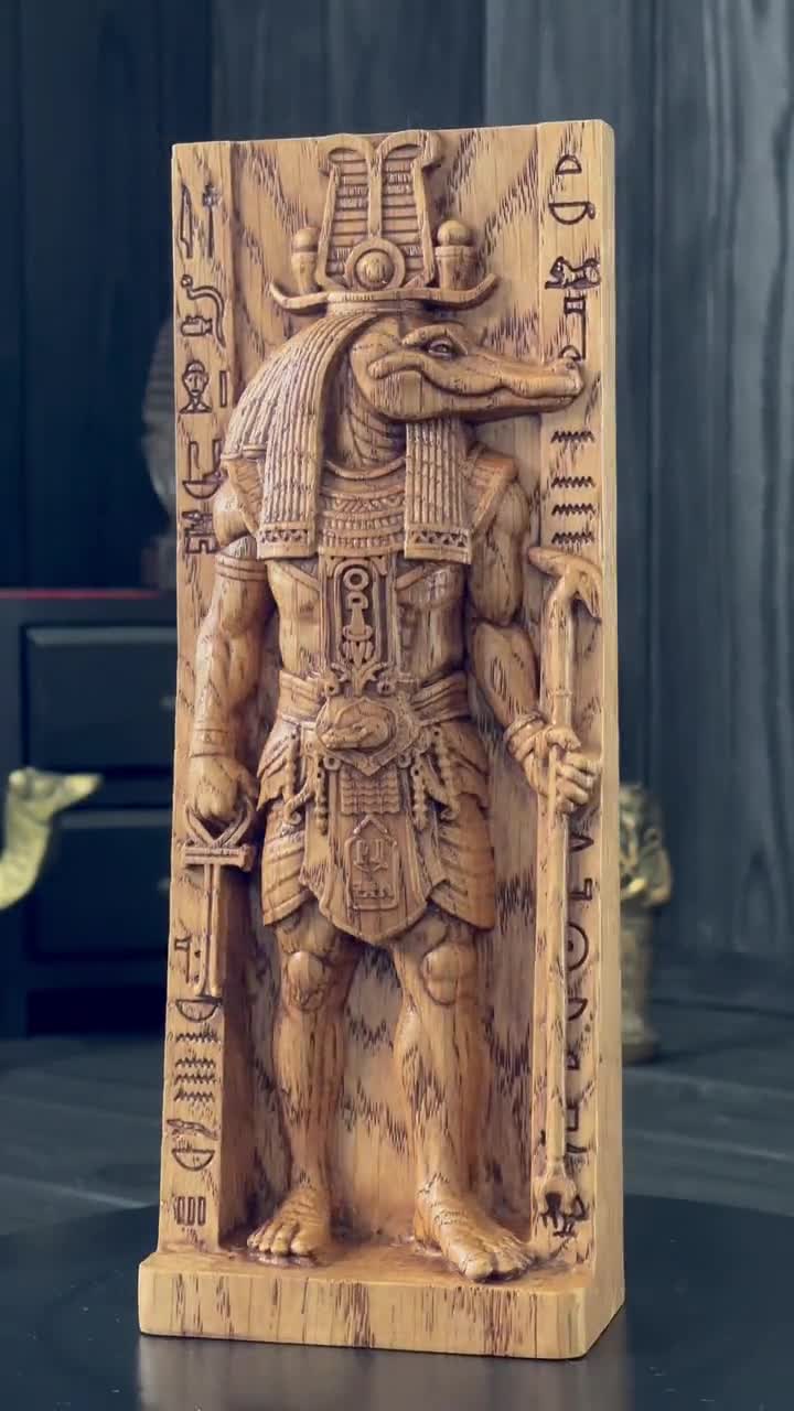 【希少】古代エジプト神々 大きめ 木製フレーム付き（送料込み） ソベク像 - エジプト神話の神々、アンクと杖を持ったトカゲ人間の像