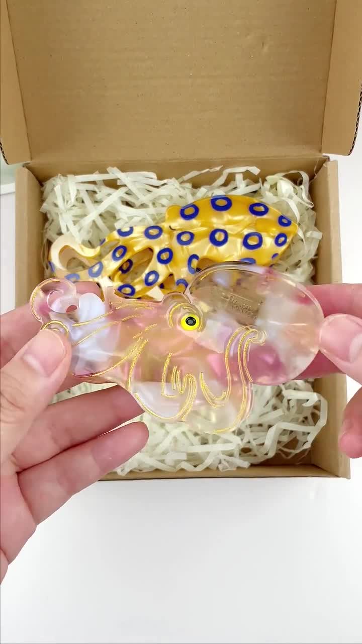 青い輪と色が変わるタコのヘアクリップ：アセテート製オーシャン