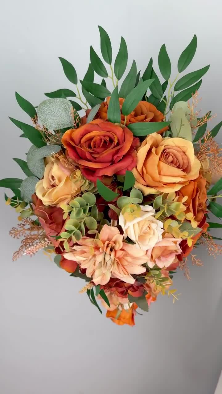 Bouquet da sposa a cascata in terracotta / Fiori da