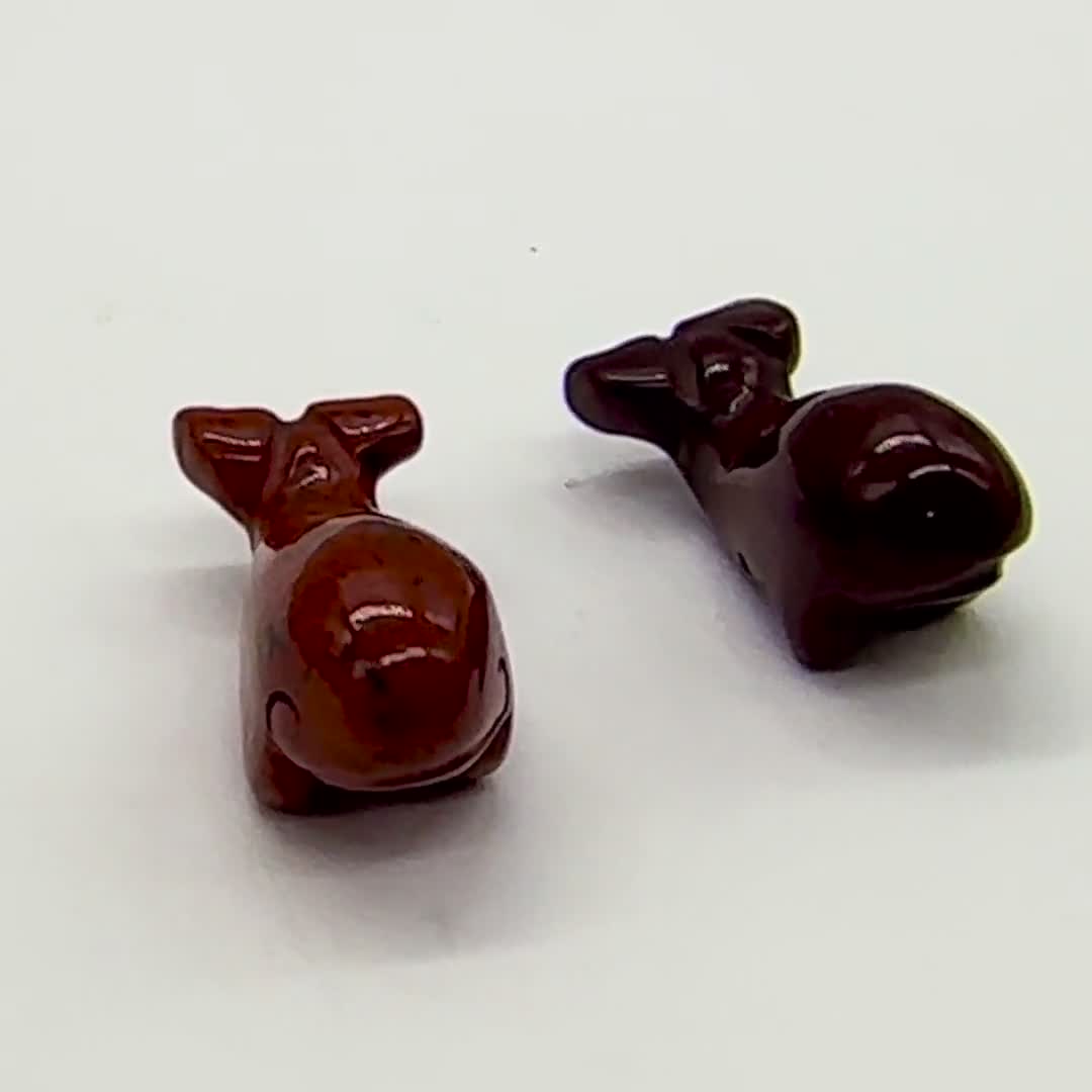 彫刻された動物 2 ブレシアテッドジャスパー ホエールビーズ
