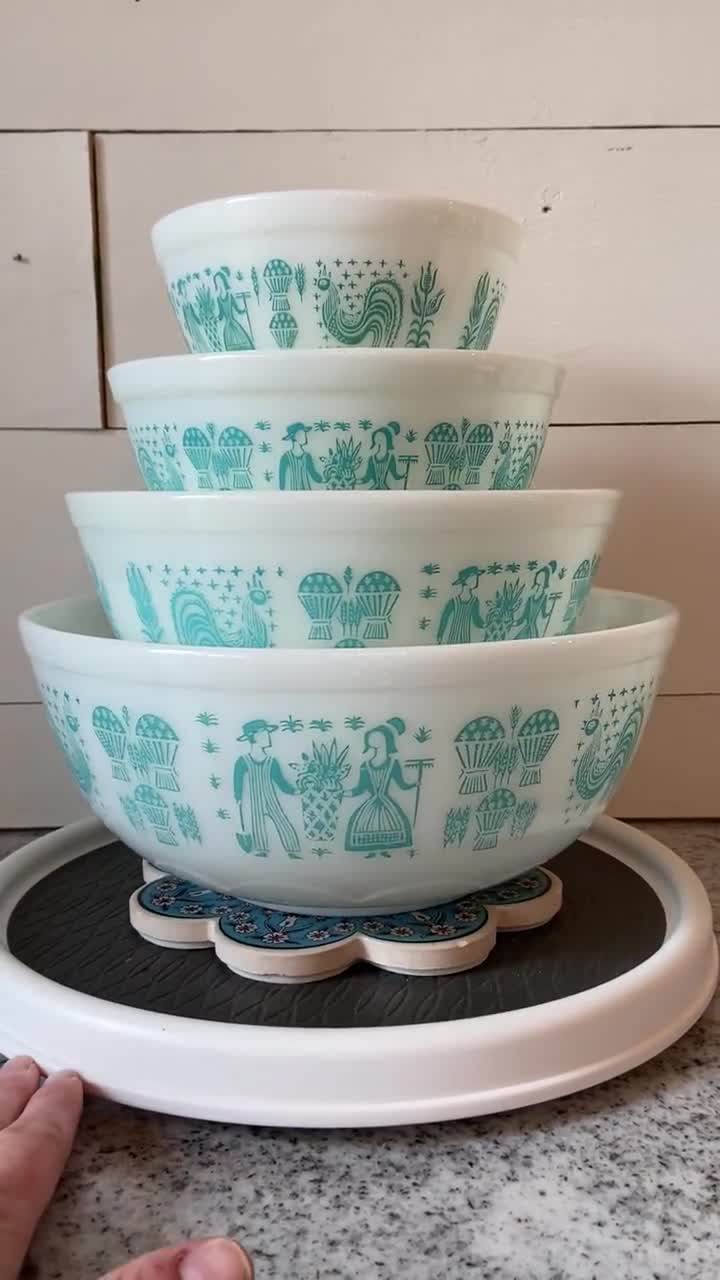 Amish Butterprint Vintage Pyrex Mixing Bowl Complete Set of 4 401