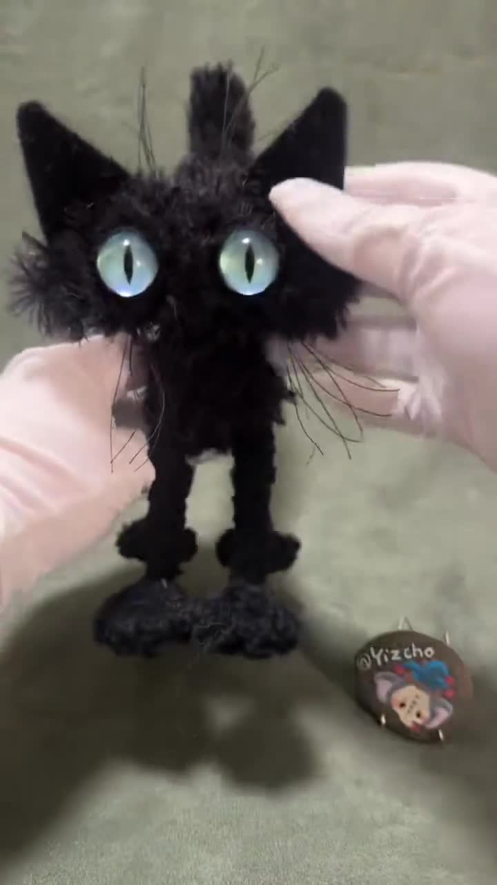 手作りのモヘア製黒猫ぬいぐるみ：樹脂製の目を持つ、ポーズを変え
