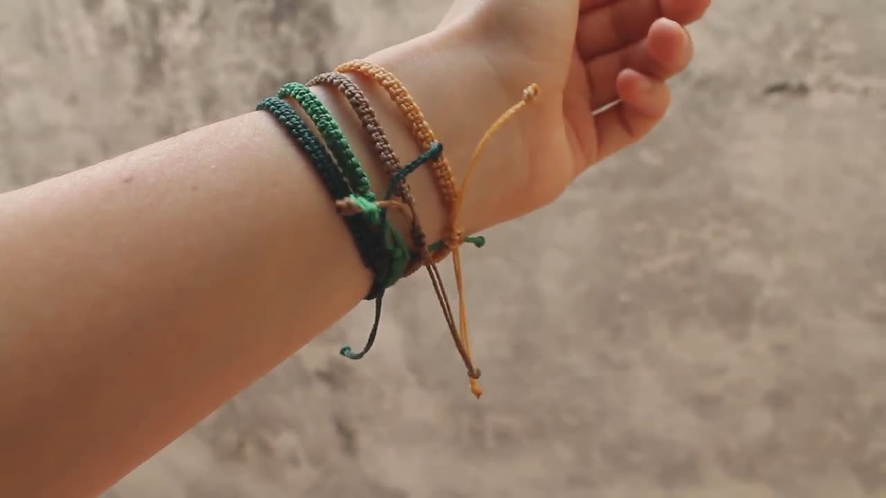 Bracciale da uomo con cordino verde ombre, braccialetto dell'amicizia in  macrame regolabile, nodo quadrato con cinturino in tessuto sottile, set di  braccialetti da surf impermeabili -  Italia