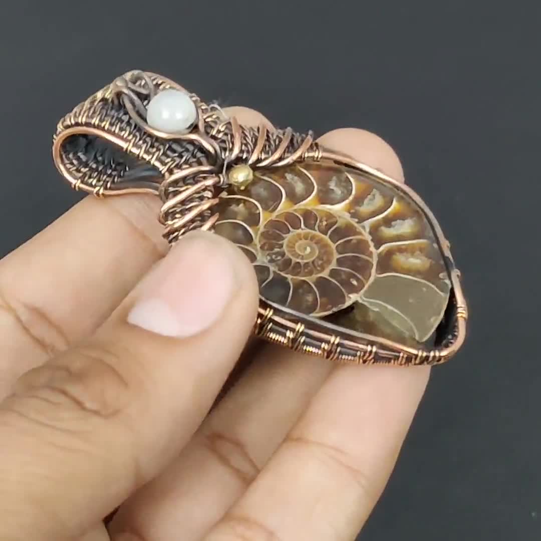 アンモナイト化石ペンダント、銅線で包まれたペンダント、レインボー