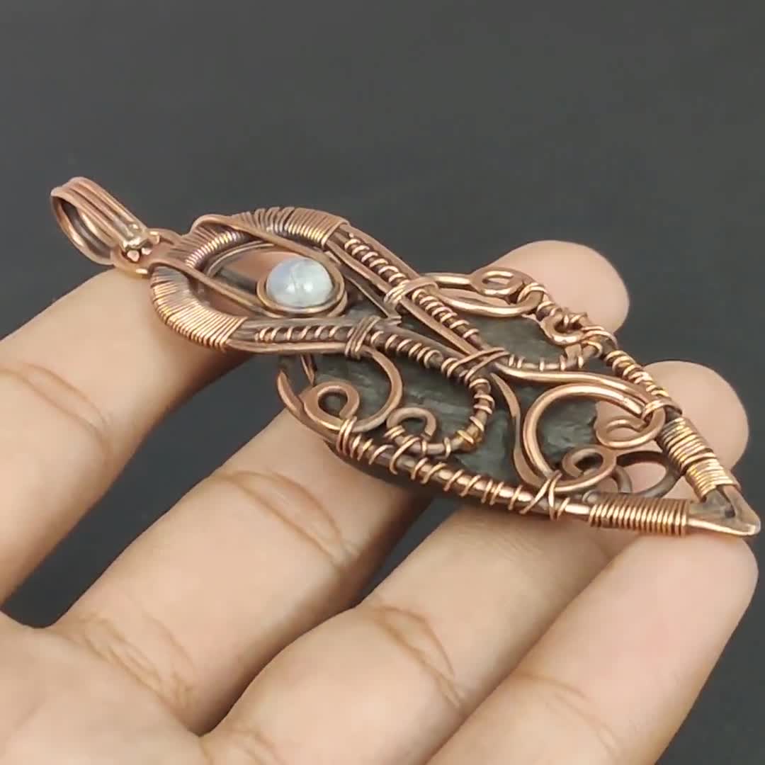 Bracciale Polsino Aperto In Filo Di Rame Dorato Con Tormalina Nera, Opale Rosa E Larimar – Gioiello Artigianale Unico